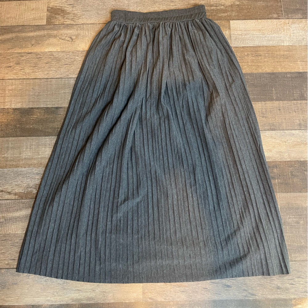 Maxi pleated skirt size small/medium. Color is gray/green.